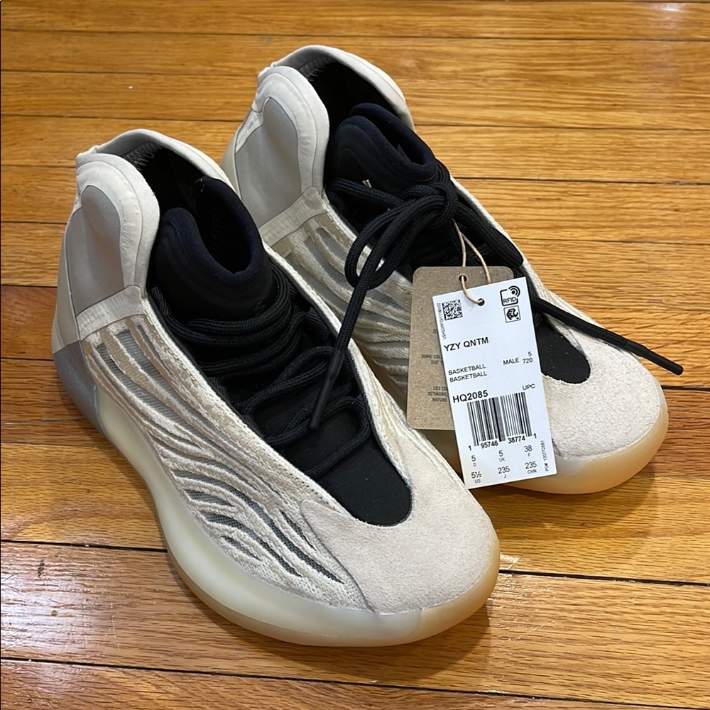 YZY QNTM Sneakers in Black and Cream